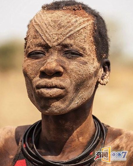 往身上涂牛粪,用牛尿洗头,这个部落的生活每天如此(图4) 往身上涂牛粪,用牛尿洗头,这个部落的生活每天如此(图4)