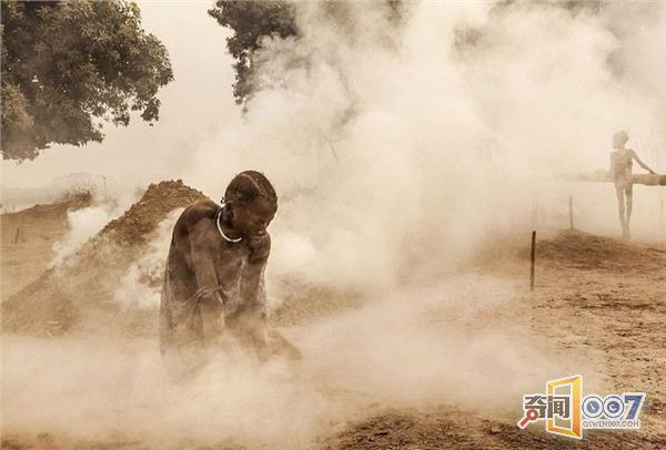 往身上涂牛粪,用牛尿洗头,这个部落的生活每天如此(图5) 往身上涂牛粪,用牛尿洗头,这个部落的生活每天如此(图5)